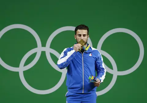Un halterofil iranian își vinde medalia olimpică pentru a ajuta victimele cutremurului