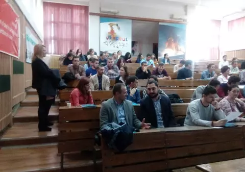 Caută soluții și dezvoltă idei de afaceri pornind de la probleme lansate de companii. Studenți și mentorii lor fac asta la Galați, unde este primul laborator de inovare deschisă din România