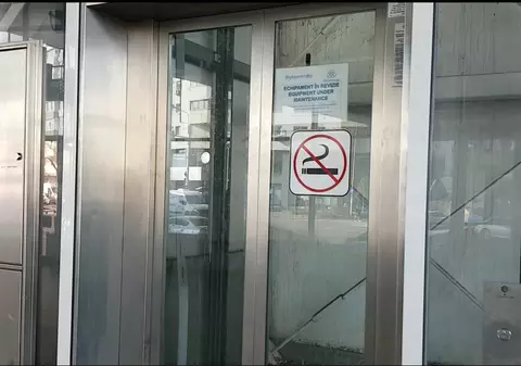 O femeie a fost prinsă între ușile liftului. Ea se uita la telefon și nu a văzut că liftul este defect