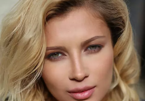 VIDEO EXCLUSIV/ Lora și-a pierdut tatăl când era mică, dar crede că ține legătura cu el prin muzică. „El și-a dorit foarte mult să cânt”