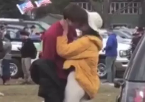 FOTO| Malia Obama surprinsă sărutându-se cu un tânăr de la Harvard