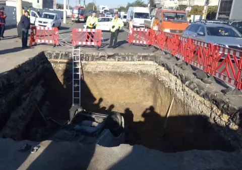 UPDATE: Un pensionar de 78 de ani a căzut într-o groapă cu mașina, în Constanța. Unul dintre muncitorii care făceau lucrări a fost rănit | FOTO