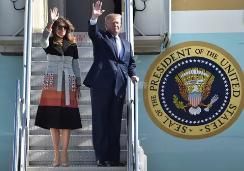 Un mini-tort de la nunta cuplului Donald și Melania Trump, scos la licitație