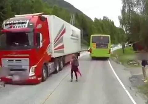 VIDEO | Momentul șocant în care un copil era să fie lovit de un camion. Accidentul a fost evitat la milimetru
