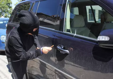 O fată de 13 ani a furat o mașină, a avariat-o și a abandonat-o