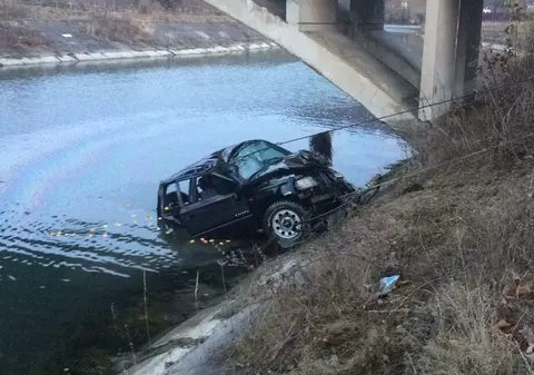 UPDATE: Un bătrân, în stare critică la spital. A căzut cu mașina în canalul hidrocentralei din Pângăraţi, Neamţ