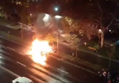 VIDEO | O mașină a luat foc în centrul Capitalei, pe Bulevardul Magheru