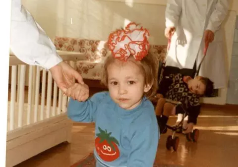 Mama ei a părăsit-o la un orfelinat pentru că s-a născut cu o dizabilitate. A fost bătută și chinuită, iar la 9 ani a rămas fără picioare. Acum este campioană mondială | FOTO