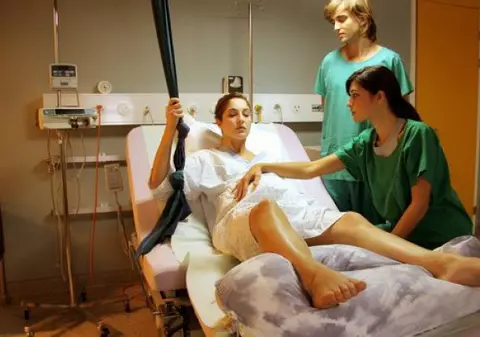 Dezvăluire şoc! Ginecologii spun ce se întâmplă, de fapt, cu corpul femeilor care nasc natural