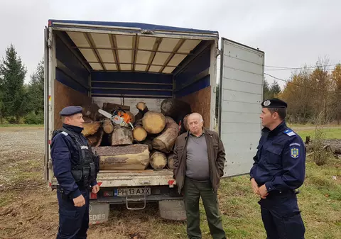 Pădurar din Prahova, prins la furat lemn. Bărbatul avea în dotare tot ce-i trebuia ca să nu fie prins