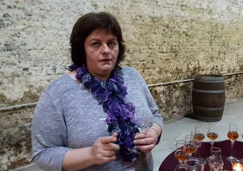 VIDEO/”Tăria” cu care se fălește românul. Ce gust are palinca de nota 10