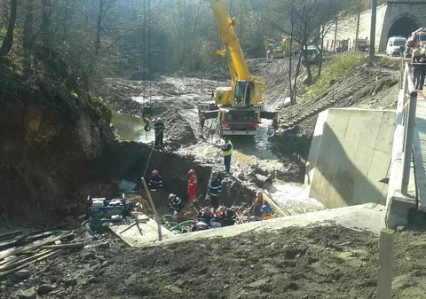 UPDATE: Ceilalți doi muncitori prinși sub un mal de pământ în Hunedoara, scoși morți