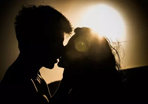 Adela vă sfătuieşte în sex şi iubire. ”Știu că mă iubesc amândoi. Unul este responsabil, celălalt este bogat”