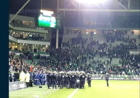 Franța, etapa a 12-a: incidente la derby-ul St. Etienne - Lyon. La 0-5, fanii au invadat terenul și au întrerupt meciul. Rezultate / VIDEO