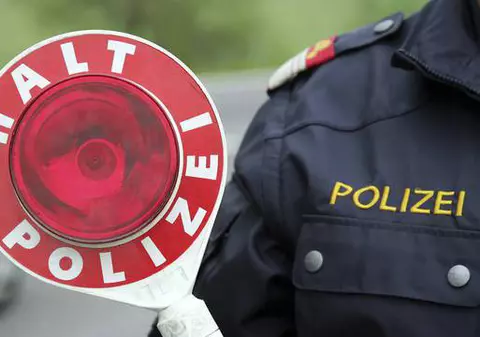 Doi români se dădeau drept polițiști rutieri în Austria