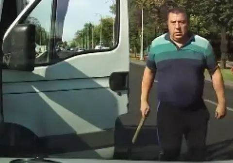 Polițistul care a amenințat cu bâta un șofer în trafic se afla în timpul liber. Agentul nervos mergea pe contrasens și folosea un simplu girofar galben | VIDEO