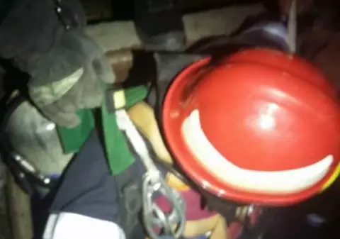 FOTO/ Un pompier din Tulcea şi-a riscat viaţa pentru a salva un câine