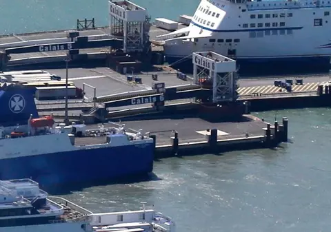 O româncă de 28 de ani s-a sinucis în Portul Calais. Tânăra s-a aruncat de pe un feribot