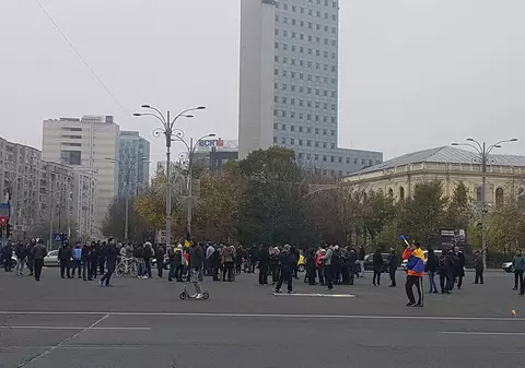 UPDATE | Protest în Piața Victoriei față de adoptarea noilor măsuri fiscale. "Nu se mai poate așa, trebuie schimbare" (FOTO & VIDEO)