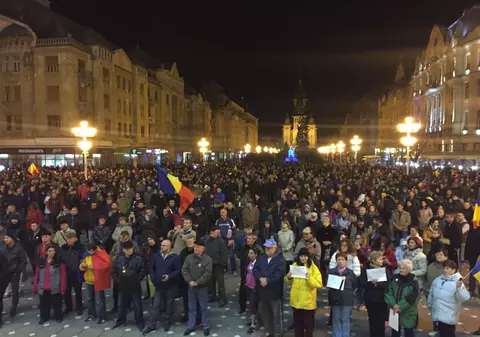 UPDATE: Proteste mai multe orașe din țară față de modificarea legilor justiției. Oamenii au ținut un moment de reculegere în memoria victimelor din Colectiv | FOTO&VIDEO
