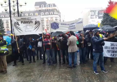 Protest în ploaie, la Ploiești. ”Românul n-a stat în genunchi niciodată decât în fața lui Dumnezeu”| FOTO