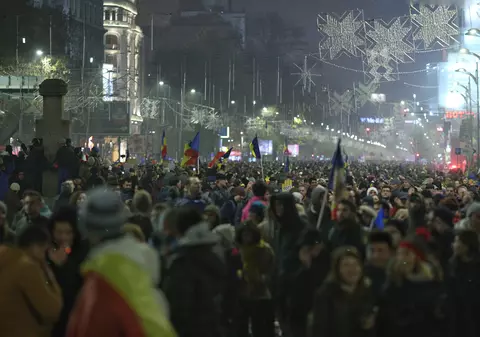 Protest în Piața Victoriei, de 1 Decembrie. Mii de oameni, la Guvern