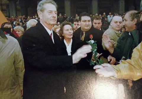 Regele Mihai I, monarhul fără patrie. Cum a fost alungat și umilit de două ori după 1989. VIDEO