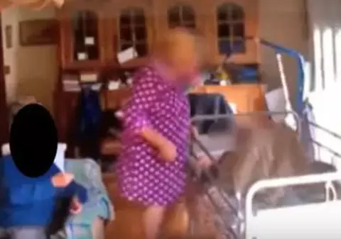 O româncă a fost filmată în timp ce lovea și scuipa doi bătrâni dintr-un azil din Italia | VIDEO