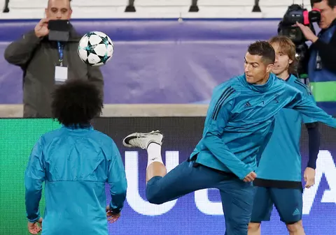 Un fan care a vrut să facă un selfie cu Ronaldo a fost luat pe sus de bodyguarzi | VIDEO