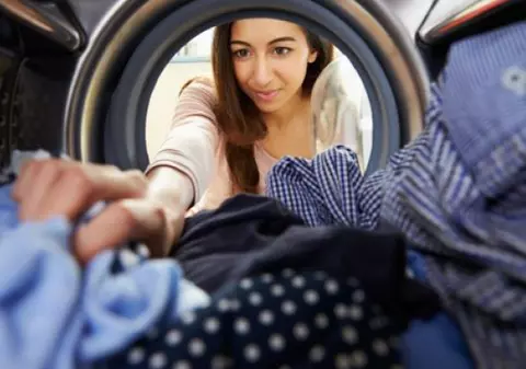 Cum să scoți rufele călcate direct din mașina de spălat. Trucul genial care face înconjurul lumii