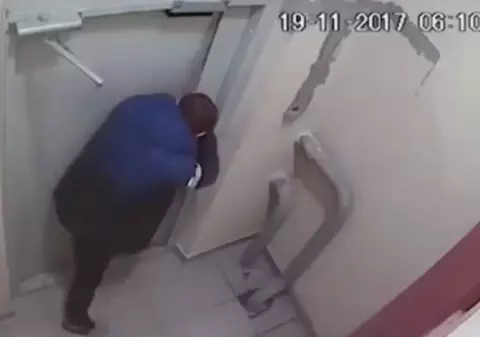 Ce a descoperit un rus beat după ce a încercat trei ore să deschidă o ușă