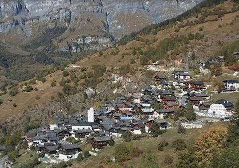 Soluția unui sat din Elveția pentru a evita depopularizarea: Primă de instalare de 70.000 de franci pentru familiile care vor să se mute acolo