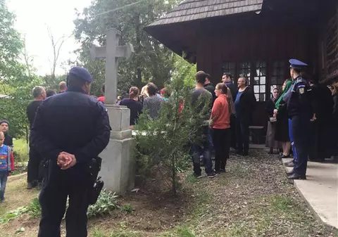 Scandal la biserică. Reprezentanţii Mitropoliei, însoţiţi de jandarmi şi poliţişti, s-au luat la ceartă cu fostul preot