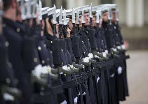Moment istoric la Buckingham Palace. Schimbarea Gărzii a fost efectuată de Marina Regală