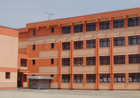 Un elev din Ploiești a fost tuns la școală de o profesoară pentru că avea părul prea lung. Incidentul, dezvăluit pe Facebook de un deputat prahovean