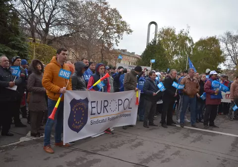 BNS a anunțat cel puțin o mie de persoane la protestul de la Constanța. Cu greu s-au strâns însă în jur de 150| FOTO