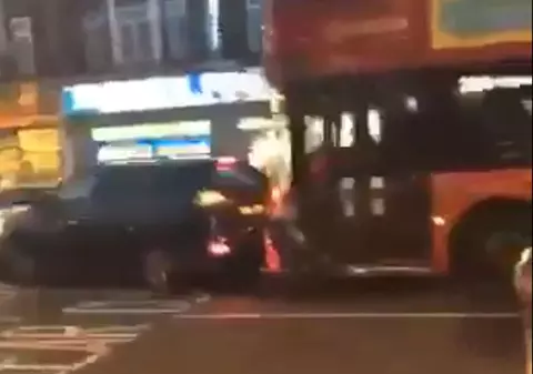 Șoferul unui autobuz a lovit mai multe mașini în Londra. Pasagerii l-au implorat să se oprească