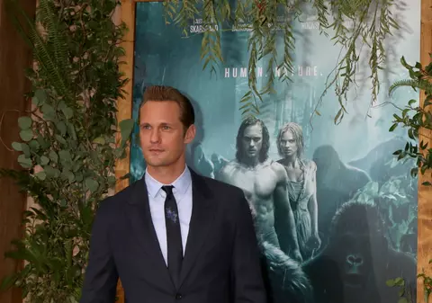 5 trucuri de efect care te transformă pe loc în Alexander Skarsgard