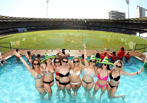 Australienii au construit stadion cu piscină. Nu mai știu cum să atragă spectatorii | GALERIE FOTO