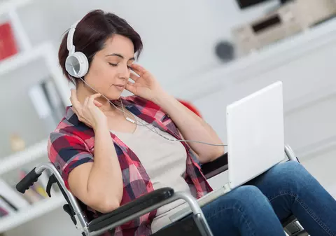 Privești pe monitor jocul undelor și asculți. Un doctor te scapă de stres cu muzica lui Gheorghe Zamfir