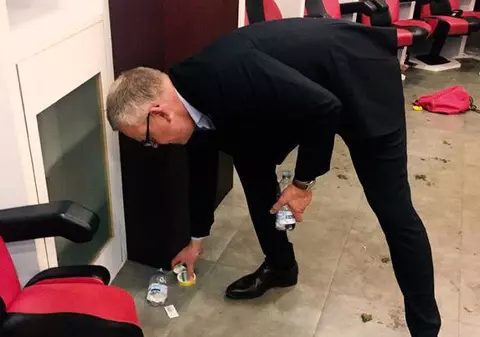 Ce lecție! Selecționerul echipei de fotbal a Suediei, Janne Andersson, a făcut curat în vestiar după calificarea la CM 2018