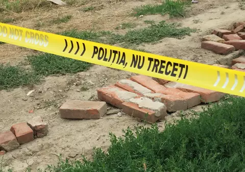 Tânără găsită moartă în condiții suspecte, în Bălțătești, județul Neamț. Femeia avea hainele arse