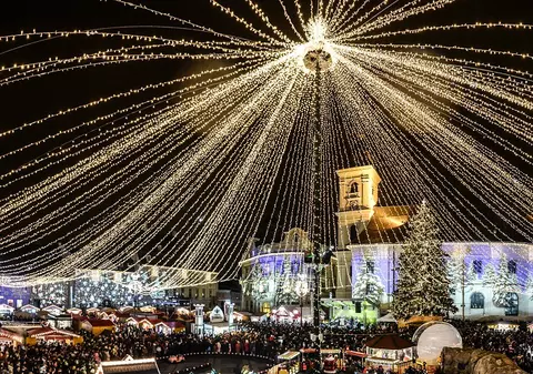 Târgul de Crăciun din Sibiu a început. Proiecția grandioasă din Piața Mare, urmărită de peste zece mii de oameni