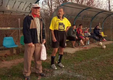 Cel mai bătrân fotbalist din România nu mai este primit pe teren de colegii lui! Prima legitimare a avut-o în 1974!
