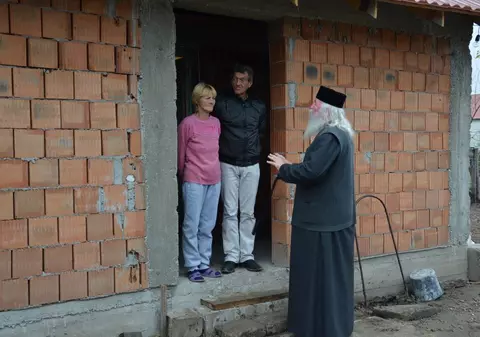 O familie nevoiașă din Timiș a primit în dar o casă de la Mitropolitul Banatului. Locuința arsese într-un incendiu| FOTO