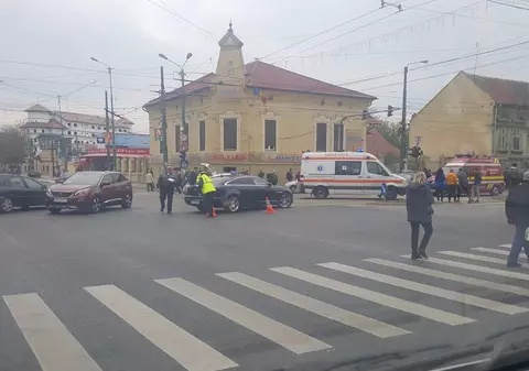 Doi oameni au fost loviți într-o stație de tramvai din Timișoara de o mașină implicată într-un accident
