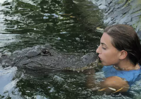 O tânără de 22 de ani este considerată "o îmblânzitoare de aligatori". Pupă și îmbrățișează reptilele