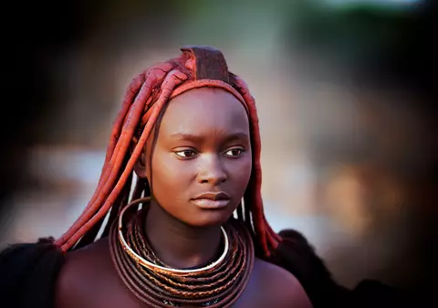 Femeile din tribul Himba au ajuns cunoscute în toată lumea. Nu se spală niciodată, dar atrag bărbații prin goliciunea și frumusețea lor naturale | FOTO