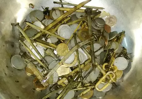 Un bărbat a mâncat sute de monede, 1,5 kilograme de cuie, zeci de lame și pietre. El a ajuns de urgență la spital