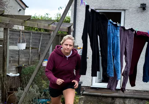 VIDEO | Momentul în care un hoț este alungat de o femeie. El a vrut să spargă casa unei foste jucătoare de rugby